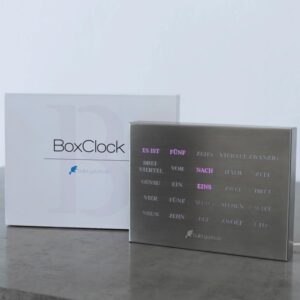 Elegancki Zegar LED do Biura build-yours BoxClock w języku niemieckim, szczotkowana stal Powystawowy