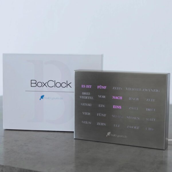 Elegancki Zegar LED do Biura build-yours BoxClock w języku niemieckim, szczotkowana stal Powystawowy