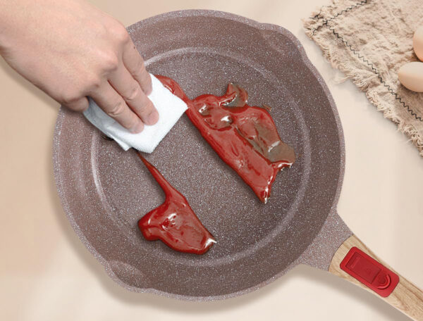 Patelnia ceramiczna głęboka 28 cm nieprzywierająca z odpinaną rączką brązowa - obrazek 2