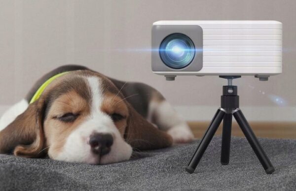 Mini projektor ze statywem AKIYO O1 Full HD 1080p kompaktowy projektor przenośny z wyraźnym obrazem i podstawą w zestawie - obrazek 4