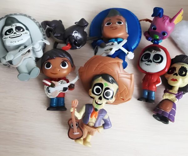 Zestaw figurek z bajki o Tajemnicy Coco 8 szt dekoracyjne figurki z filmu Coco idealne dla fanów animacji i kolekcjonerów - obrazek 2