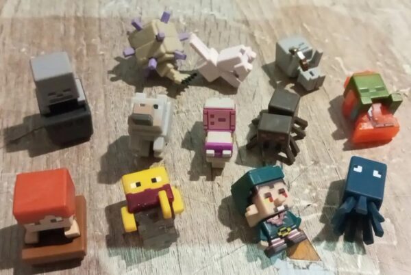 Zestaw mini figurek Minecraft 12 szt kultowe postacie z gry Minecraft w kompaktowej formie dla dzieci i kolekcjonerów - obrazek 4