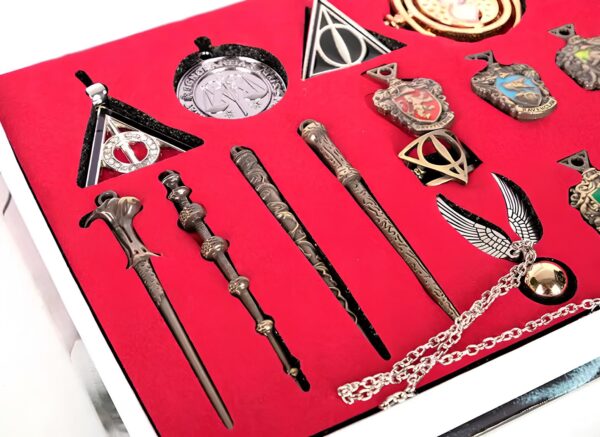 Zestaw akcesoriów różdżki medaliony wisiorki Harry'ego Pottera - obrazek 3