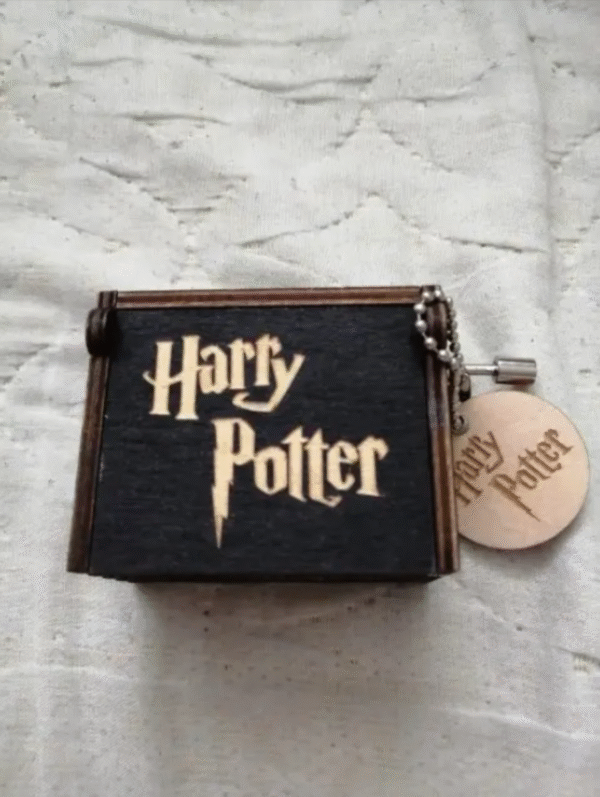 Pozytywka Harry Potter Ręczna zewnątrz znajduje piękny wzór wewnątrz napis wykonana jest drewna mechanizm - obrazek 2