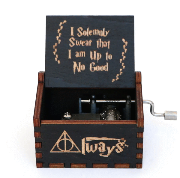 Pozytywka Harry Potter Ręczna zewnątrz znajduje piękny wzór wewnątrz napis wykonana jest drewna mechanizm