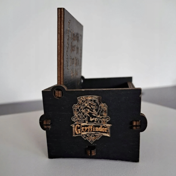 Pozytywka Harry Potter Ręczna zewnątrz znajduje piękny wzór wewnątrz napis wykonana jest drewna mechanizm - obrazek 4