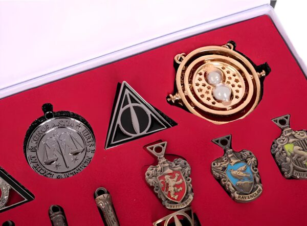 Zestaw akcesoriów różdżki medaliony wisiorki Harry'ego Pottera - obrazek 6
