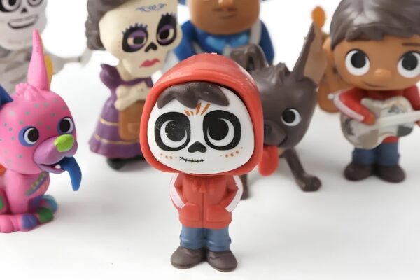 Zestaw figurek z bajki o Tajemnicy Coco 8 szt dekoracyjne figurki z filmu Coco idealne dla fanów animacji i kolekcjonerów - obrazek 6