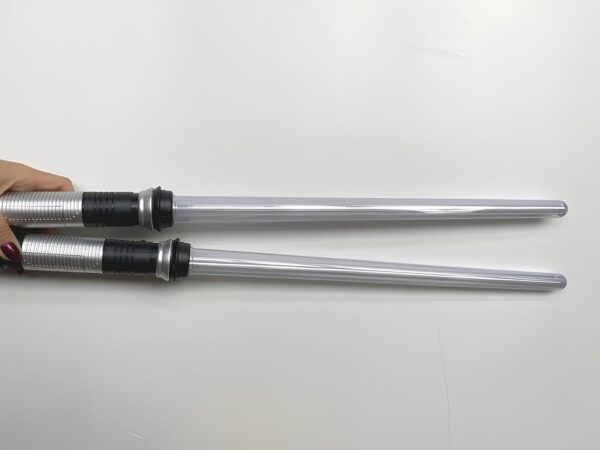Zestaw LED mieczy Jedi STAR WARS 66cm 2 szt podświetlane miecze świetlne do zabawy i cosplayu fanów Gwiezdnych Wojen - obrazek 4