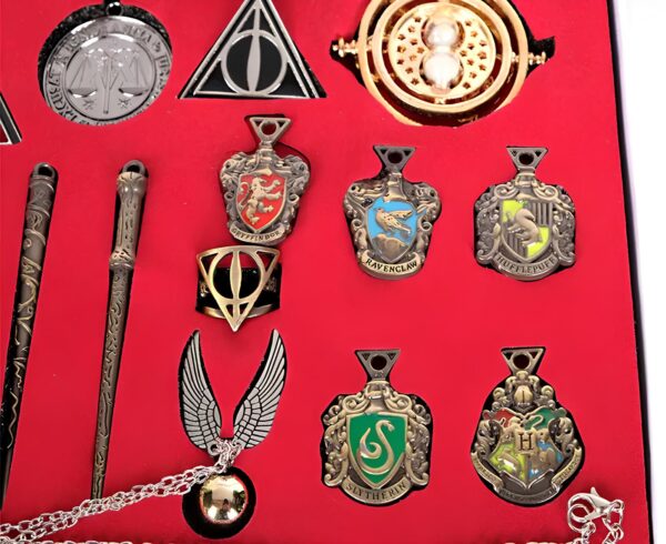 Zestaw akcesoriów różdżki medaliony wisiorki Harry'ego Pottera - obrazek 2