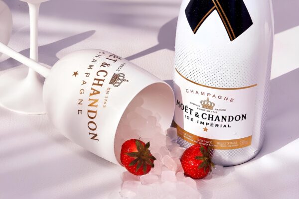 Kieliszek Moët & Chandon Ibiza 1 szt. Biały elegancki plastikowy kieliszek do szampana z logo, idealny na imprezy i plener - obrazek 4