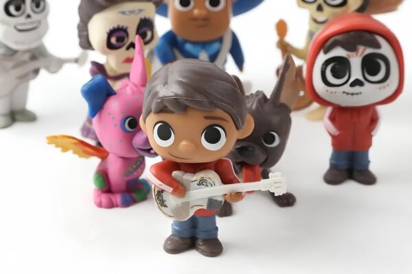 Zestaw figurek z bajki o Tajemnicy Coco 8 szt dekoracyjne figurki z filmu Coco idealne dla fanów animacji i kolekcjonerów - obrazek 7