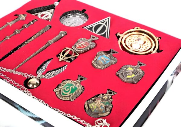 Zestaw akcesoriów różdżki medaliony wisiorki Harry'ego Pottera - obrazek 5